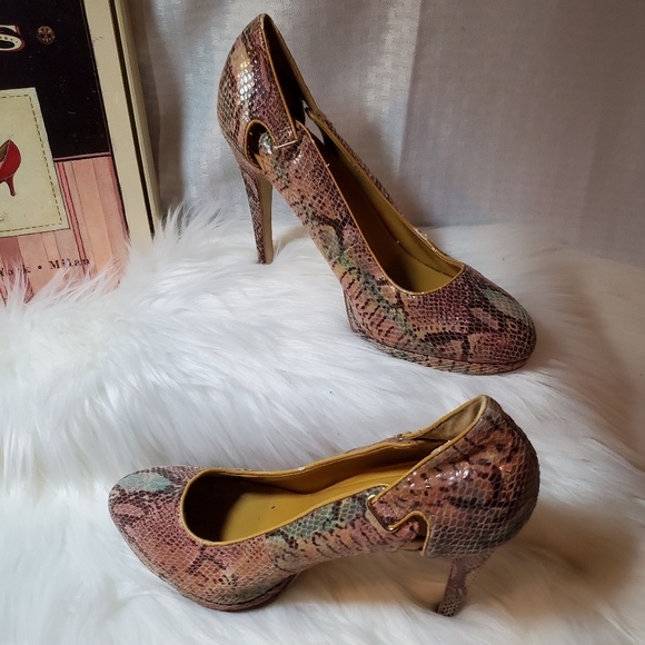 BCBG sz 10 Stiletto heels pink snake - Picture 3 of 5